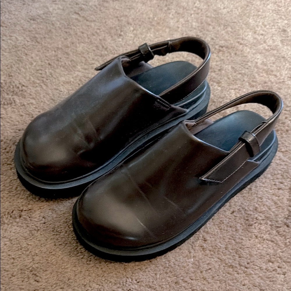 Uniqlo brown and black clogs with sling back strap